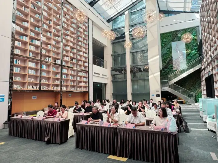活动现场参会嘉宾鼓掌场景