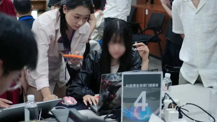 工作人员指导参会者AI实操