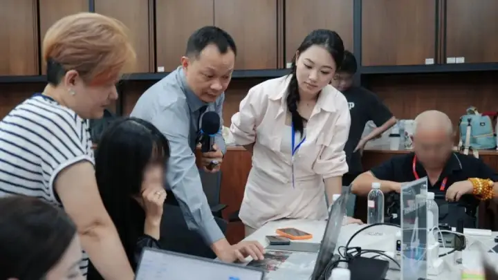 讲师现场指导参会者AI实操